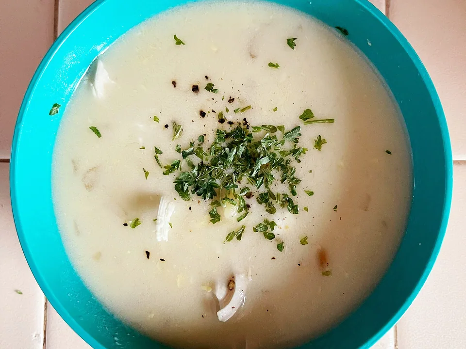 ซุปไก่อัฟโกเลโมโนกรีกเนียนกับข้าวและไก่ฉีก