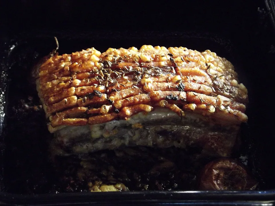 หมูอบบาวาเรียหนังพองกรอบกับเกรวีเบียร์ดำ