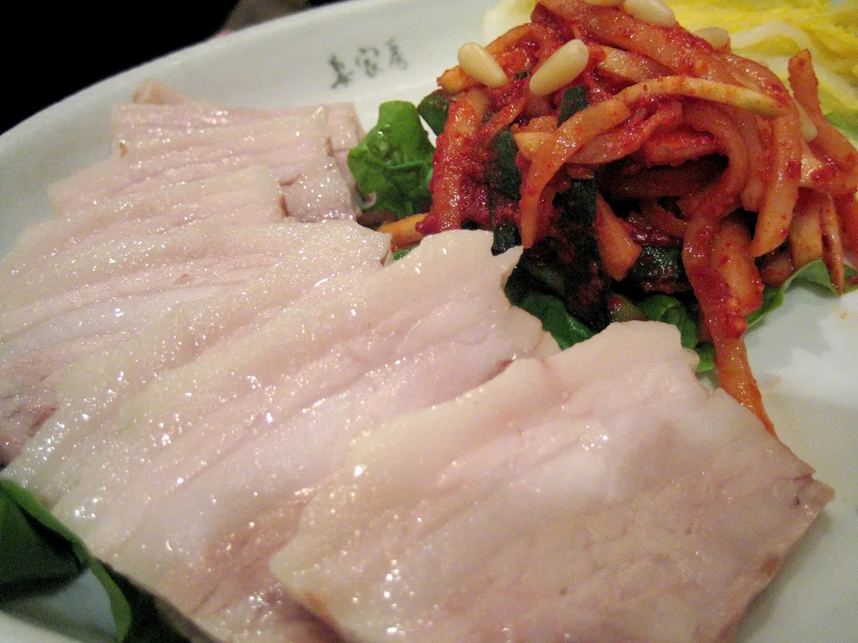หมูโพซัมอุ่นข้างยำหัวไชเท้า ผักกาด ใบงาขี้ม้อน กระเทียม และเมล็ดสน
