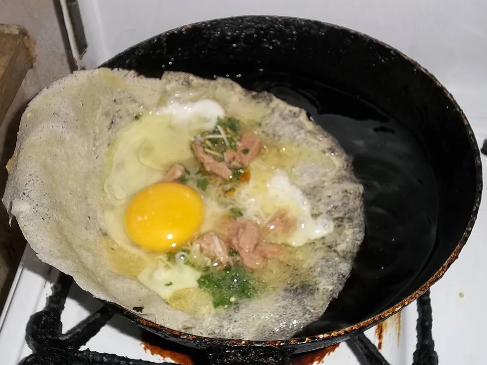 참치, 파슬리, 케이퍼와 달걀을 감싼 노릇한 튀니지 브리크와 레몬
