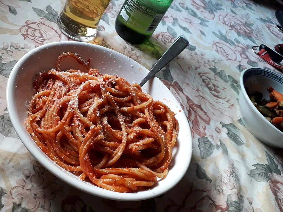 붉은 토마토 소스, 관찰레와 페코리노의 부카티니 아마트리치아나
