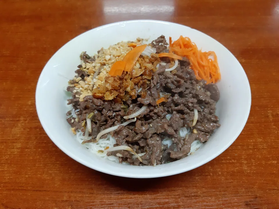 เส้นข้าวหน้าเนื้อผัด ถั่วงอก แครอทดอง ถั่วลิสงและหอมเจียว