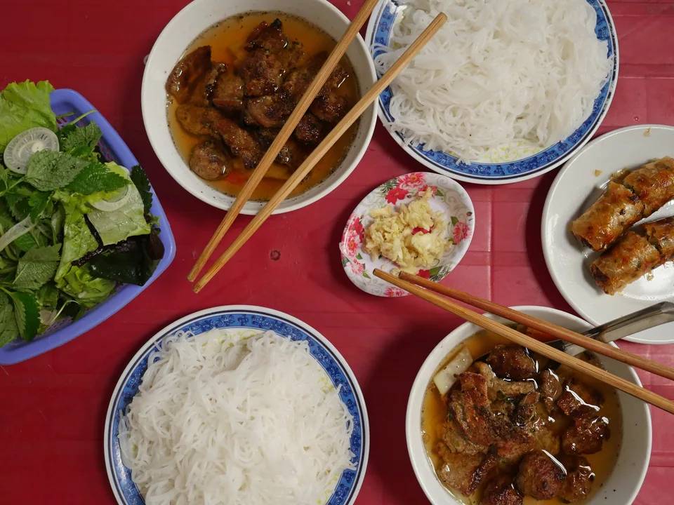 หมูปั้นย่างในน้ำจิ้มใสกับผักดอง เส้นข้าวและสมุนไพร