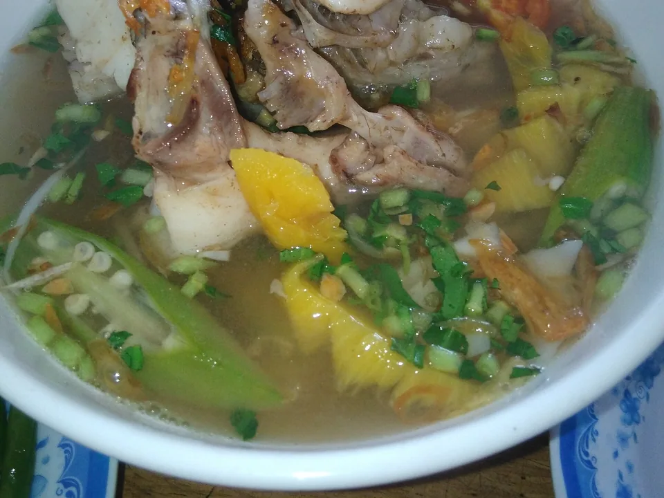 ซุปปลาเปรี้ยวหวานกับสับปะรด มะเขือเทศ กระเจี๊ยบ และสมุนไพร