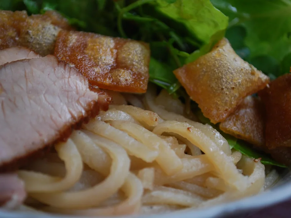 กาวเหลาฮอยอันกับหมูพะโล้บางสมุนไพรถั่วงอกแผ่นกรอบ