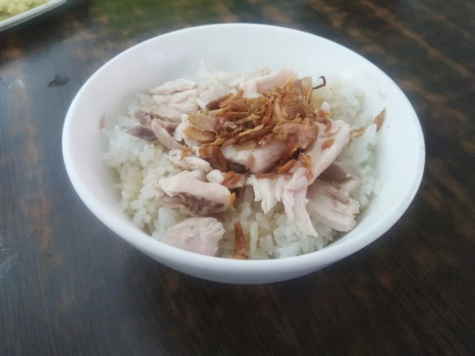 ข้าวหน้าไก่งวงเจียอี้กับน้ำราดใส หอมเจียว และหัวไชเท้าดองเหลือง