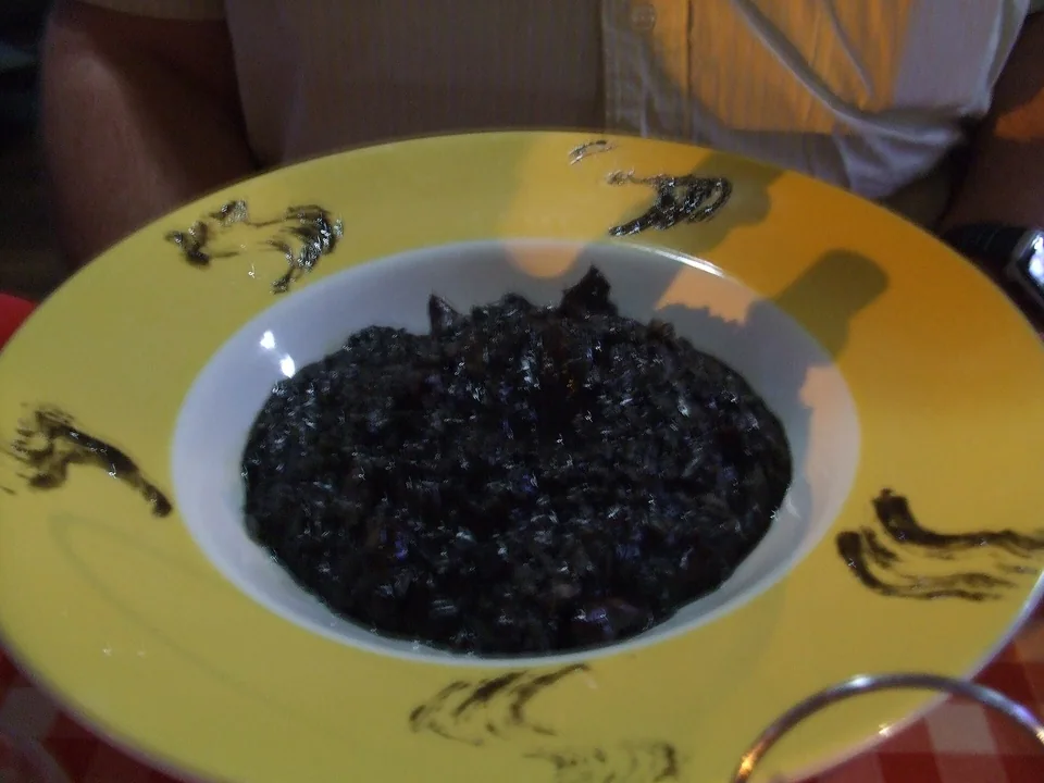 부드러운 갑오징어, 파슬리와 레몬을 곁들인 달마티아 블랙 리소토