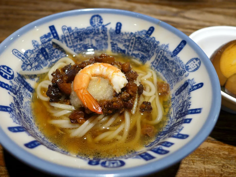 บะหมี่ตานไจ๋ชามเล็กกับหมูสับ ถั่วงอก กุ้งหนึ่งตัว กระเทียม และผักชี