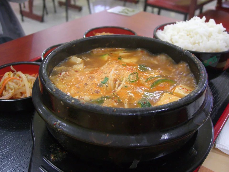 ทเวนจังจิเกแบบบ้านกับเต้าหู้ ซูกินี มันฝรั่ง และเห็ด