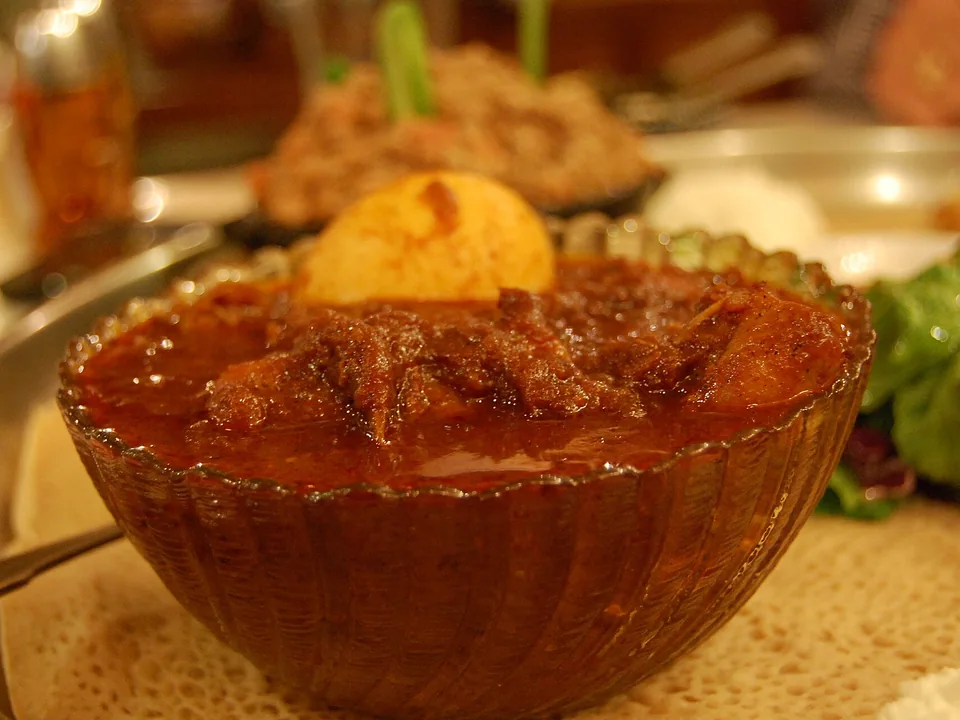 โดโรวัตไก่เอธิโอเปียกับไข่ต้มในซอสเบอร์เบเร เสิร์ฟกับอินเจรา