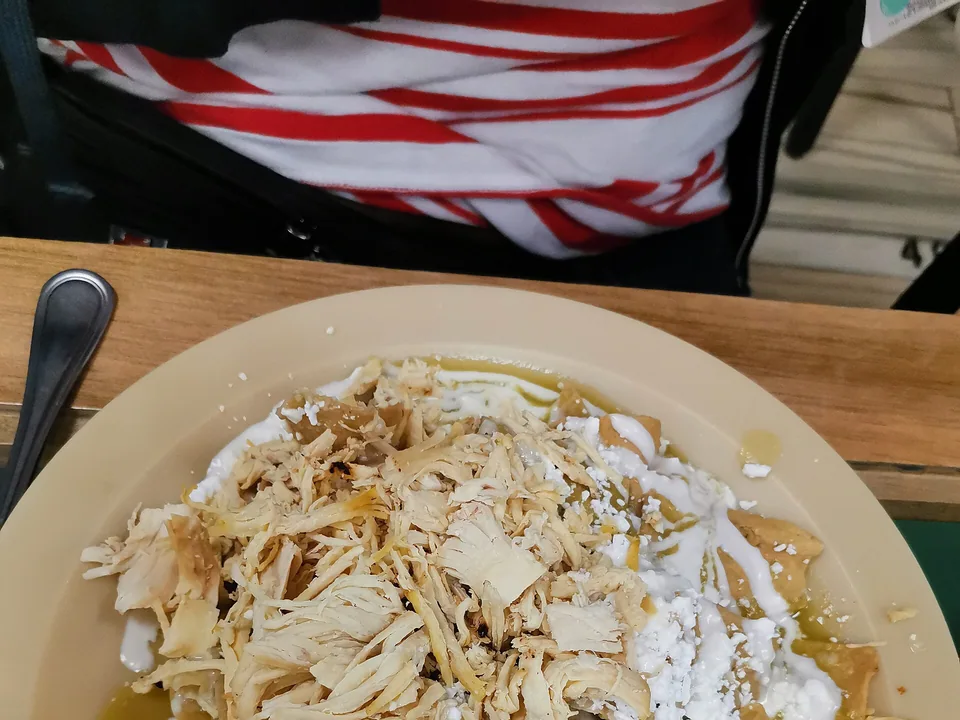 เอนชิลาดาสเวร์เดสไก่กับครีมา เกโซเฟรสโก และหอม