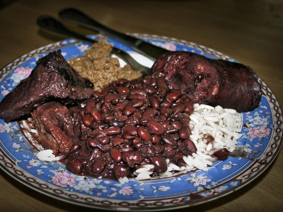 เฟโจอาดาถั่วดำกับหมู ไส้กรอก ข้าว และผักคอลลาร์ด
