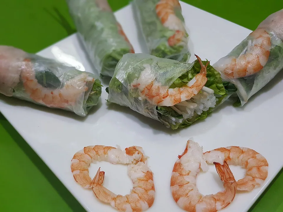 เปาะเปี๊ยะสดแป้งใสเห็นกุ้ง หมูและสมุนไพรกับน้ำจิ้มถั่ว
