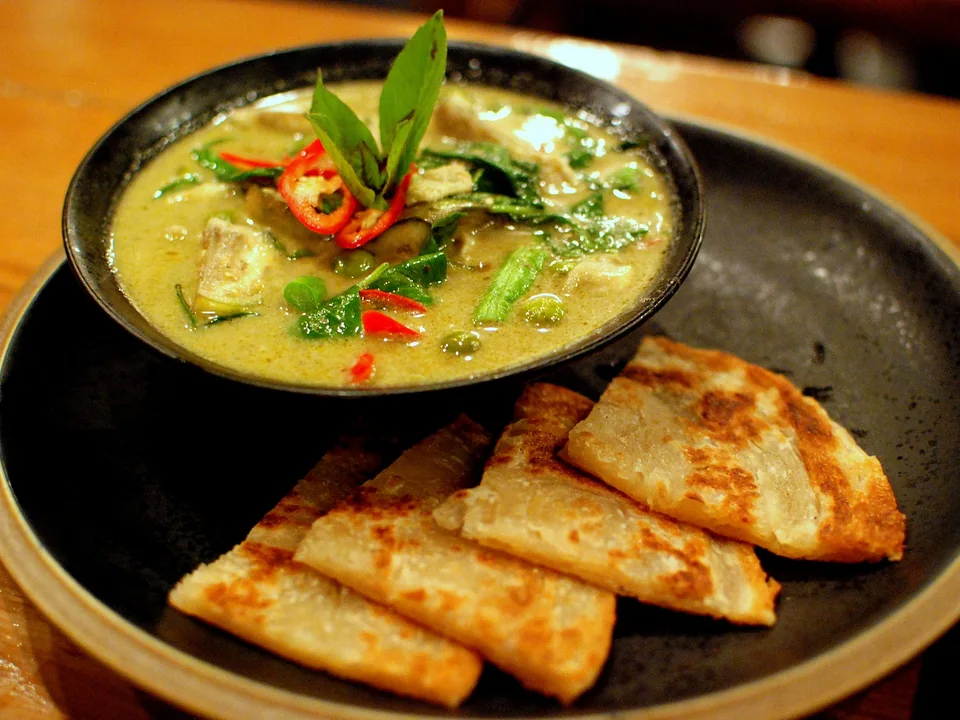 แกงเขียวหวานไก่กับมะเขือ หน่อไม้ โหระพา พริกแดง และโรตี