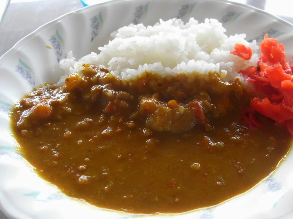 ข้าวแกงกะหรี่ไก่ญี่ปุ่นเนื้อเนียนกับข้าวขาวและฟุกุจินซึเกะสีแดงปริมาณมาก