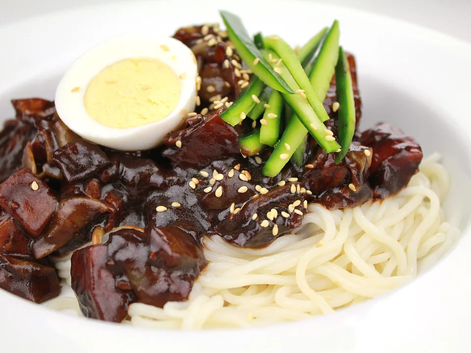 เส้นสดใต้ซอสถั่วดำหมูผักเงากับแตงกวา
