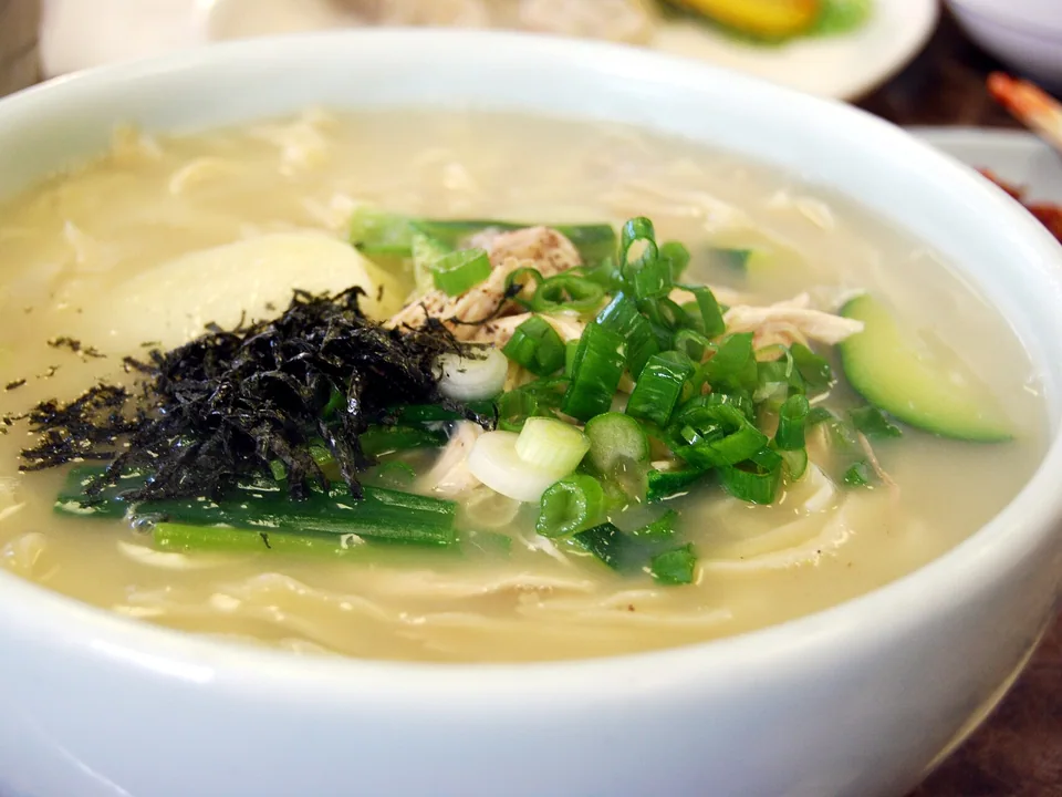 ซุปเส้นตัดมือกับไก่ฉีก มันฝรั่ง ซูกินี หอม และต้นหอม