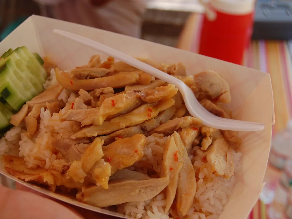 ข้าวมันไก่กับไก่ต้มหั่น ข้าวมัน แตงกวา น้ำจิ้มเต้าเจี้ยวพริก และน้ำซุปใส