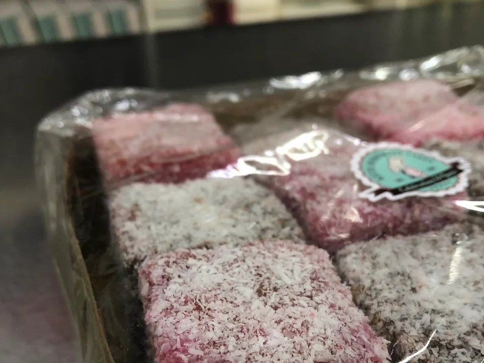 ラズベリージャムを挟み、チョコレートとココナッツで覆ったオーストラリア風ラミントン