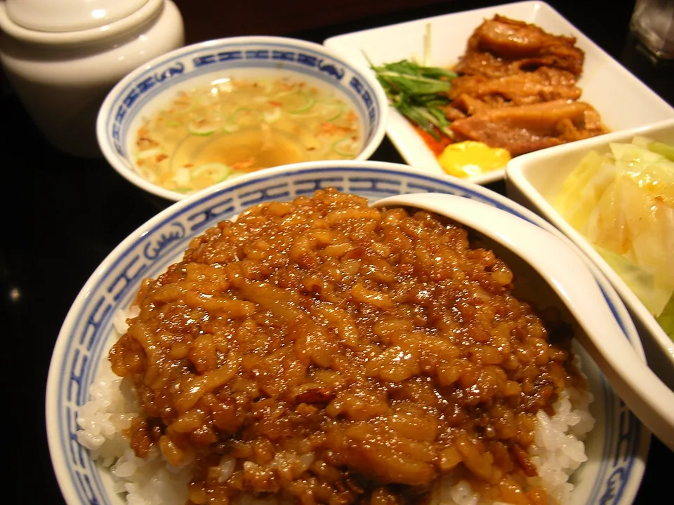 ข้าวหน้าหมูตุ๋นเต๋า เห็ด ไข่ ผัก และหอมเจียว