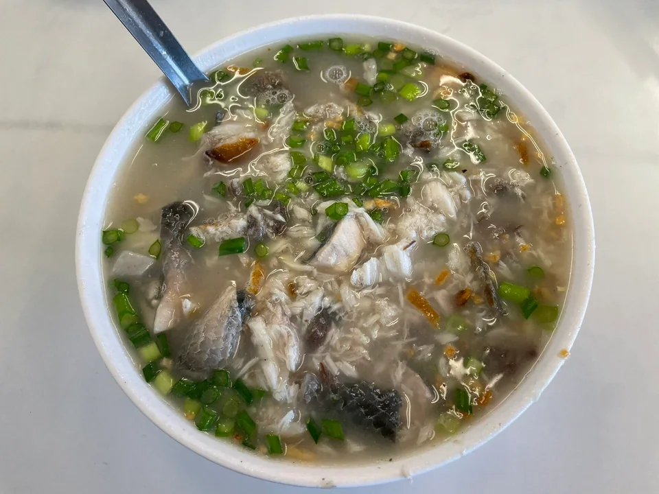 โจ๊กปลาไถหนานเห็นเมล็ดข้าวกับท้องปลา ขิง ขึ้นฉ่าย และกระเทียมเจียว