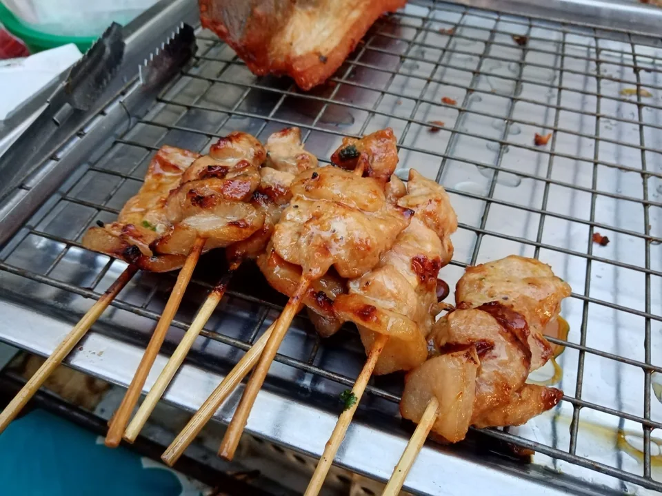 หมูปิ้งเคลือบกะทิคาราเมลมันวาวและขอบย่างเกรียม