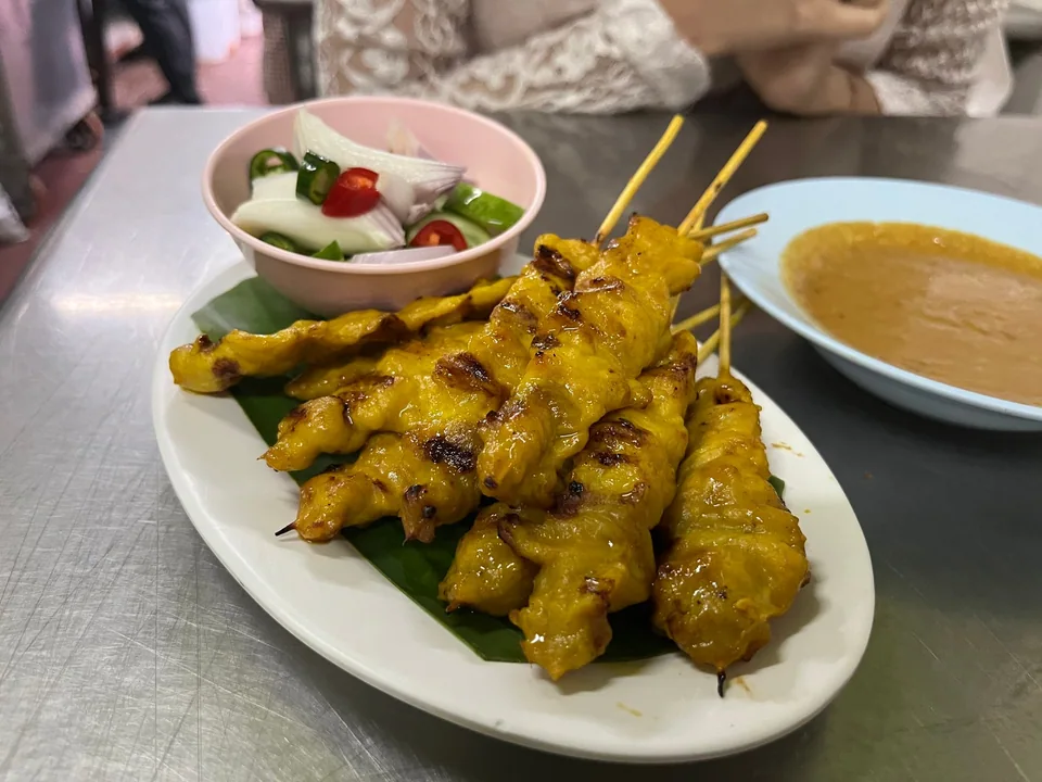 หมูสะเต๊ะสีทองกับน้ำจิ้มถั่วแกงและอาจาดแตงกวา