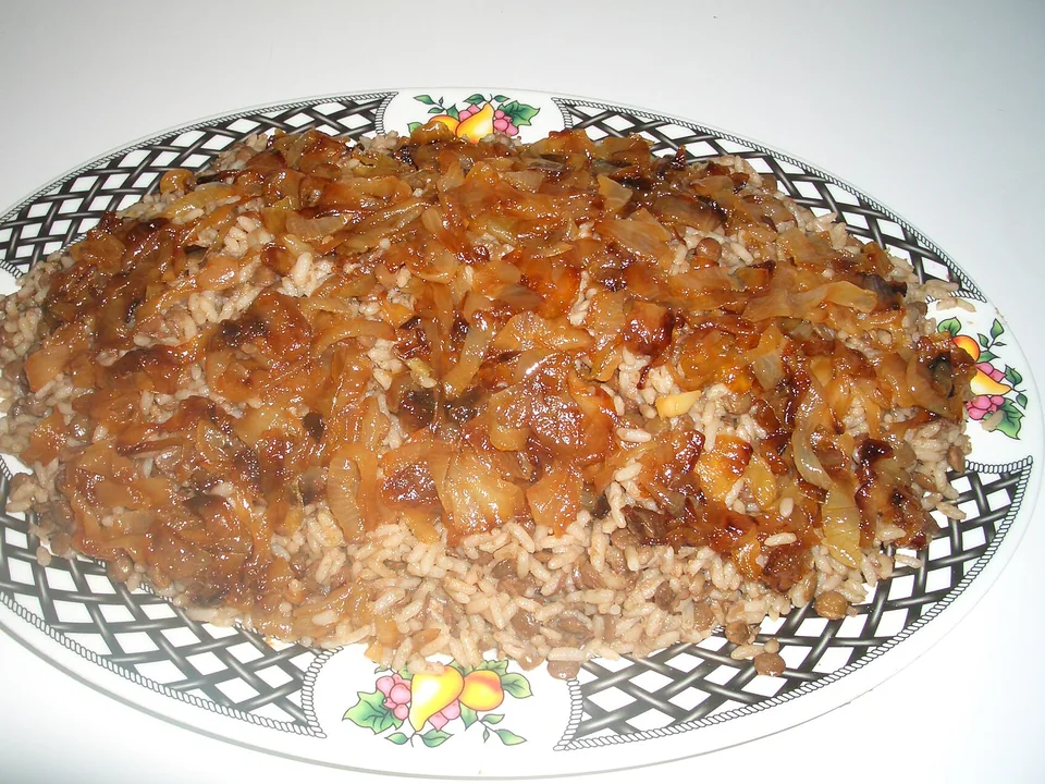 カリカリの飴色玉ねぎとパセリをのせたレバント風レンズ豆ご飯