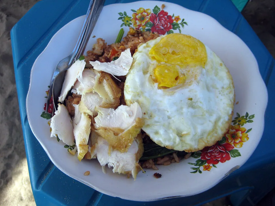 野菜入りナシゴレン、縁をカリッと焼いた目玉焼き添え