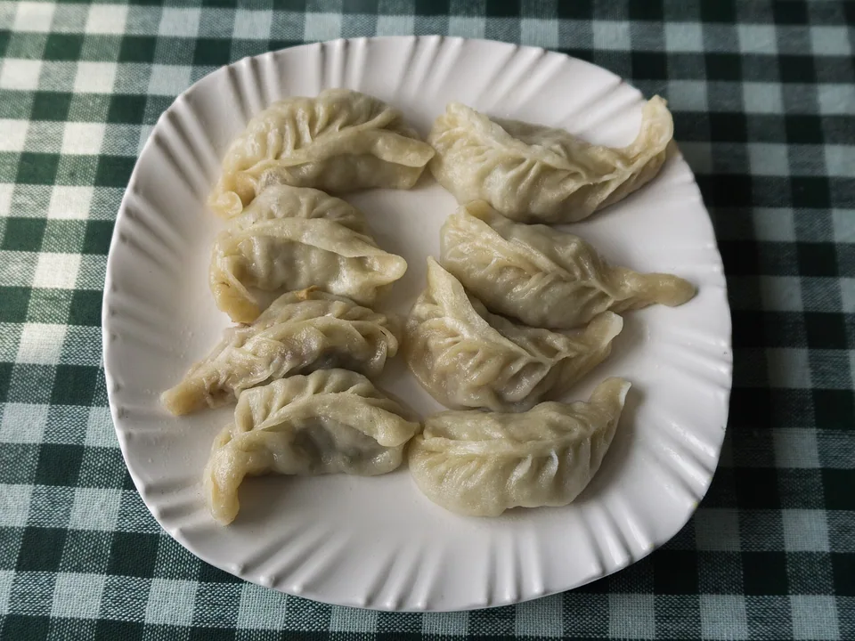 トマトごまアチャールを添えたネパール風チキンモモ