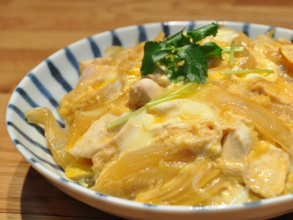 โอยาโกะด้งหน้าไข่นุ่มและไก่บนข้าวขาว โรยมิตสึบะ