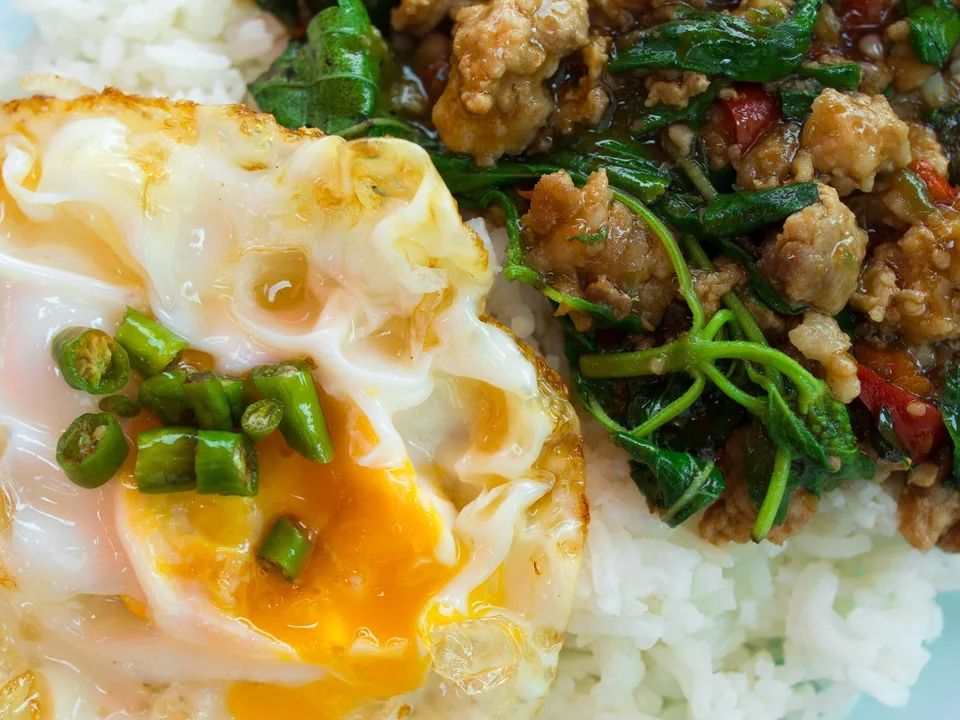 ผัดกะเพราหมูสับกับข้าวและไข่ดาวขอบกรอบ