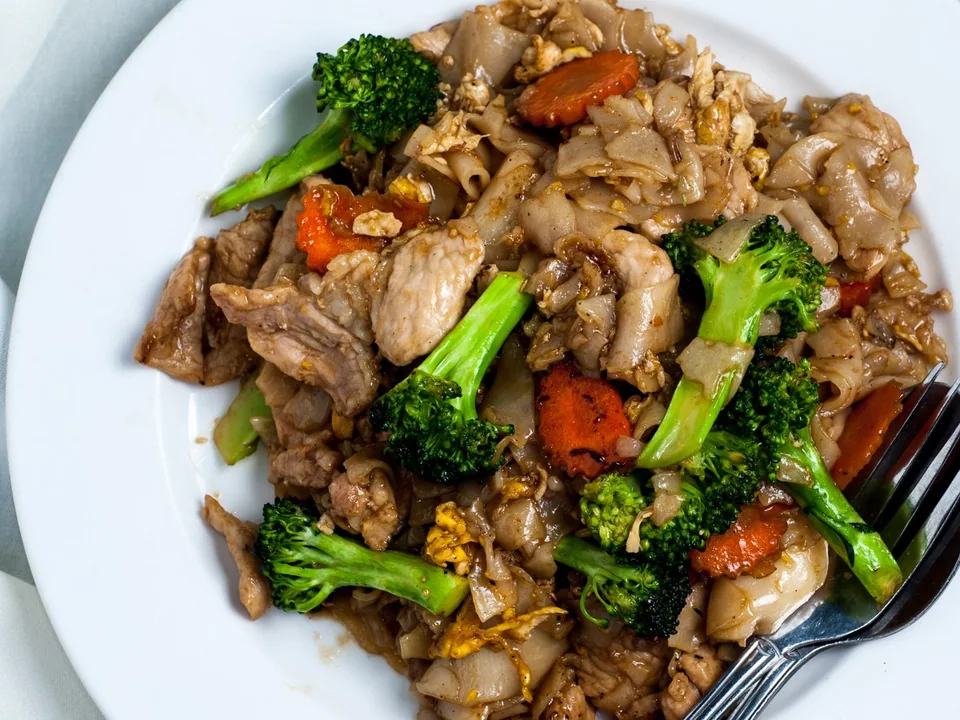 ผัดซีอิ๊วหมูกับเส้นใหญ่จี่ คะน้า และไข่