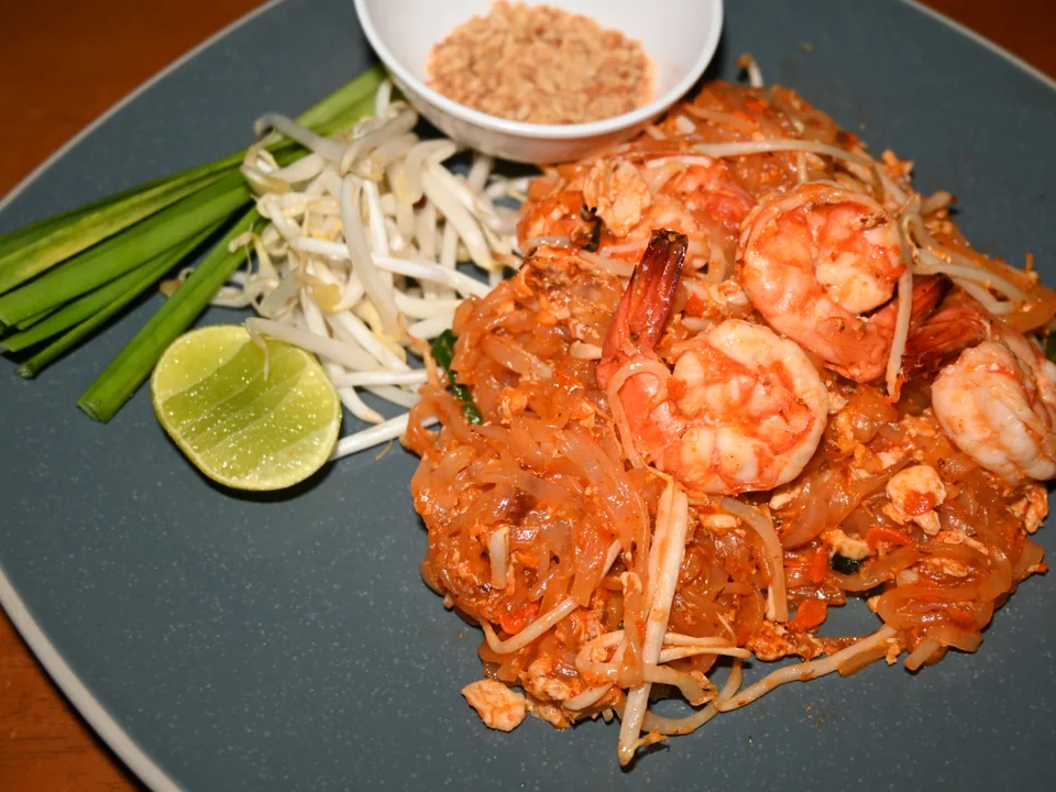 ผัดไทยกุ้งกับเต้าหู้ ไข่ ถั่วงอก กุยช่าย ถั่วลิสง และมะนาว
