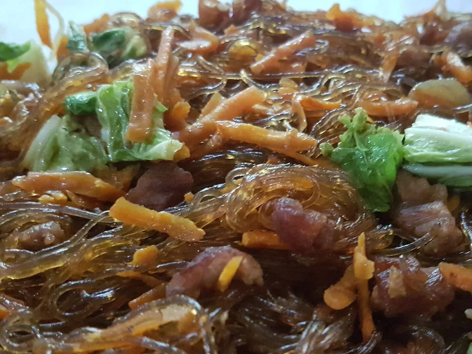 鶏肉、えび、ソーセージ、野菜入りフィリピン風ビホン炒め