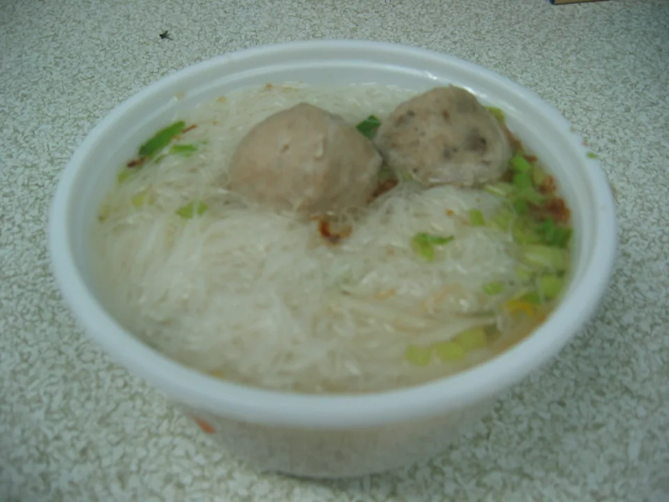 ซุปเส้นหมี่ลูกชิ้นหมูใสกับหัวไชเท้า ขึ้นฉ่าย หอมเจียว และพริกไทยขาว