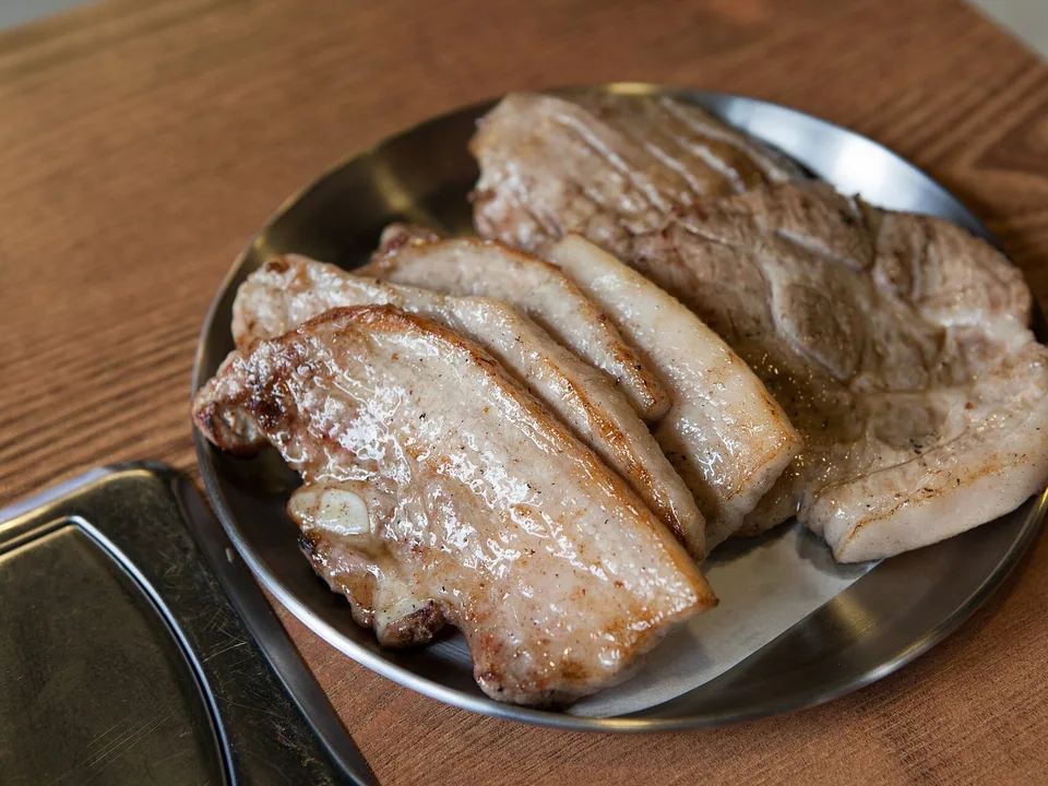 หมูสามชั้นสุกเกรียมสำหรับห่อผักแบบเกาหลี