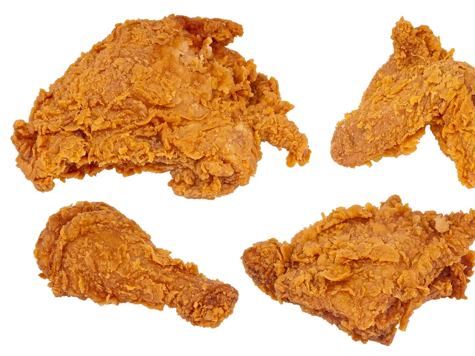 진한 금빛 거친 크러스트의 서던 프라이드치킨