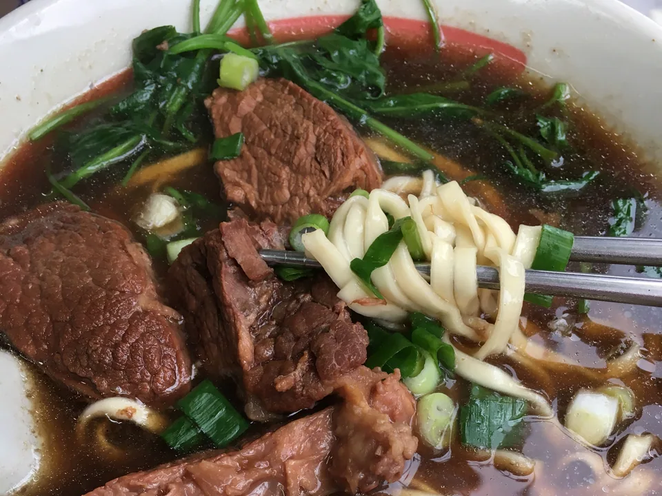 ก๋วยเตี๋ยวเนื้อตุ๋นน้ำแดงไต้หวันกับผักกวางตุ้ง ต้นหอม และผักกาดดอง