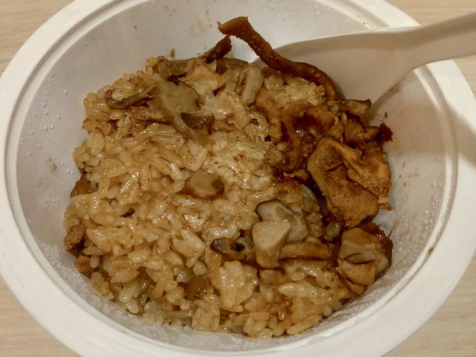 ข้าวเหนียวน้ำมันไต้หวันเงา กับหมูสามชั้น เห็ดหอม กุ้งแห้ง ขิง และหอมเจียว