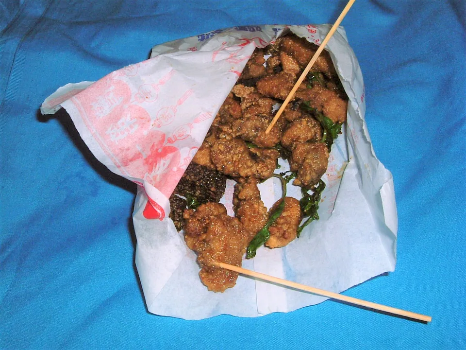 ไก่ทอดป๊อปคอร์นไต้หวันเปลือกเกล็ดกับโหระพาทอดและพริกไทยขาว