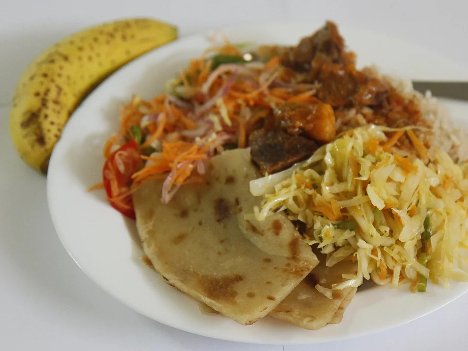 ข้าวพิลาวเนื้อแทนซาเนียใส่มันฝรั่ง หอมหัวใหญ่คาราเมลและเครื่องเทศทั้งเมล็ด