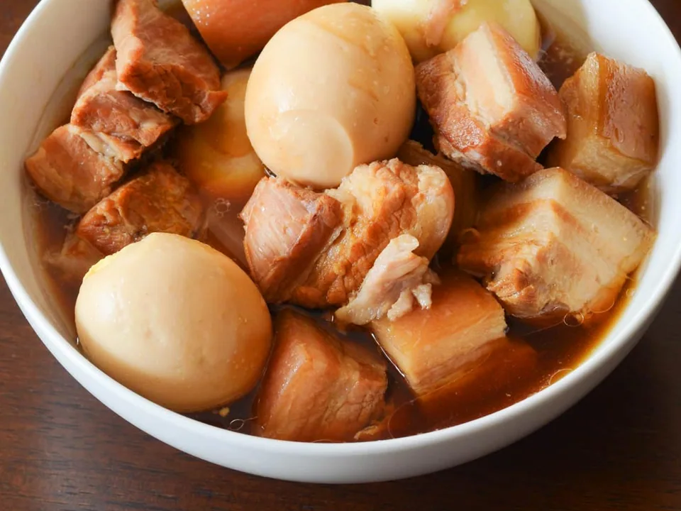 หมูสามชั้นนุ่มกับไข่ต้มในน้ำตุ๋นสีอำพัน