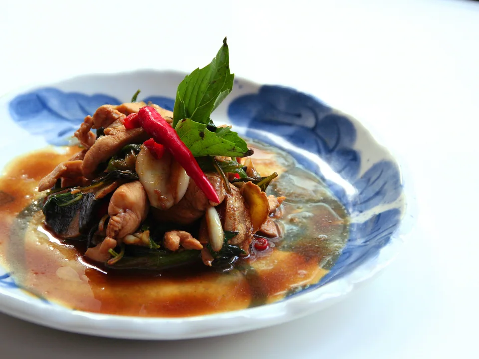 ไก่สามถ้วยเงางามกับขิง กระเทียม พริกแดง และโหระพาไต้หวัน