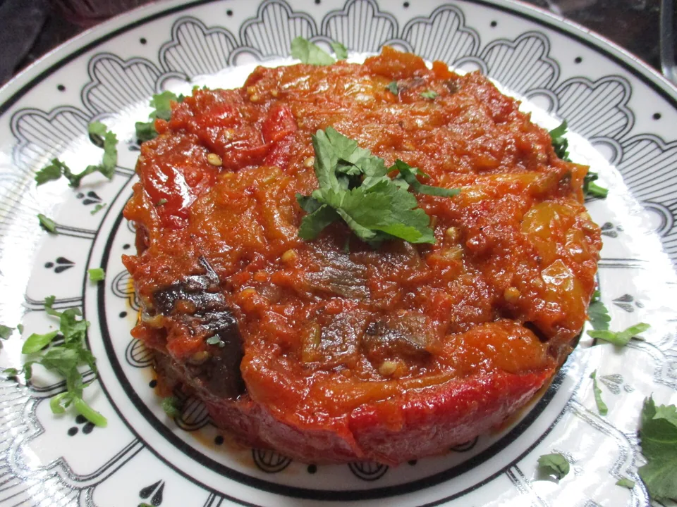가지, 토마토, 마늘, 큐민과 파프리카로 만든 모로코 잘루크와 빵